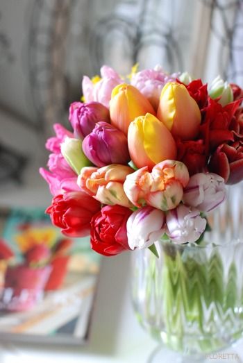 Букет с тюльпанами в вазе
