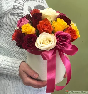 Шляпная коробка с разноцветными розами