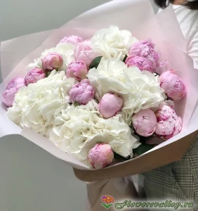 Букет с гортензией и пионами