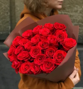 Букет алых роз Нина (сорт "Nina", пр-во Эквадор), 51 шт, 50 см