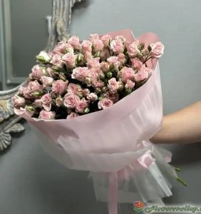 Букет из розовых кустовых роз "Лидия" (Lidia)