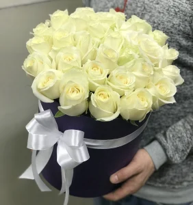 Шляпная коробка малая с белой розой 25 шт