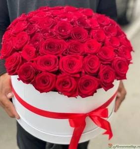 Шляпная коробка с красной розой