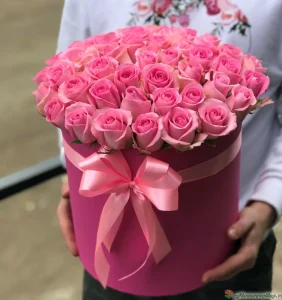 Шляпная коробка большая с розовой розой 51 шт