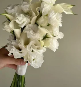 Свадебный букет из калл и эустомы