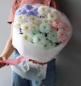 Букет из крашенных хризантем