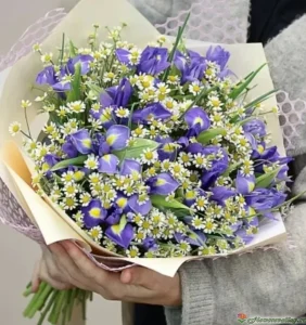 Букет из ирисов и гринбела