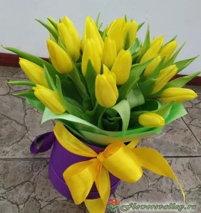 Шляпная коробка с 25 желтыми тюльпанами, 25 шт