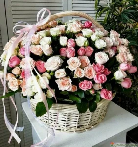Корзинка с 25 кустовыми розами, 25 шт