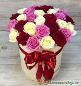 Шляпная коробка с разноцветными розами, 25 шт