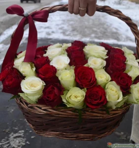 Корзинка из белых и красных роз. 51 шт