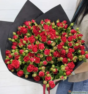Букет из красных кустовых роз