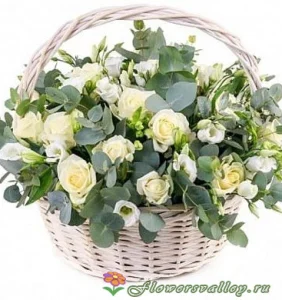 Корзина с розами, альстромерией и эустомой