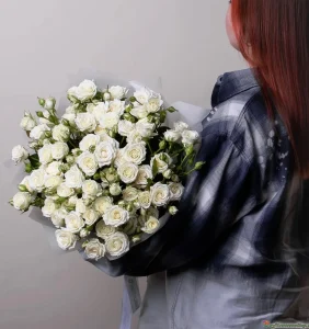 Букет из белых кустовых роз "Жозефина" (Josephine), 25 шт