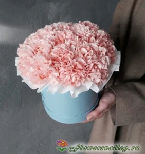 Шляпная коробка с розовой гвоздикой, 25 шт