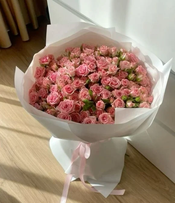 Букет из 15 розовых кустовых роз "Лидия" (Lidia)
