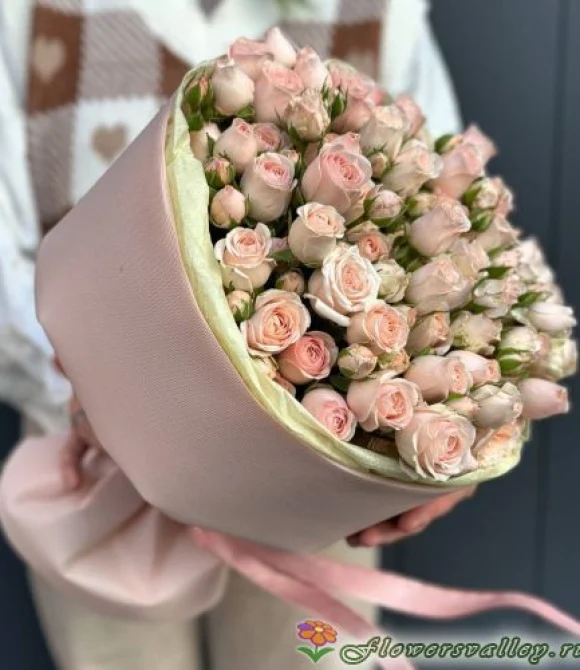 Букет из 25 розовых кустовых роз "Лидия" (Lidia)