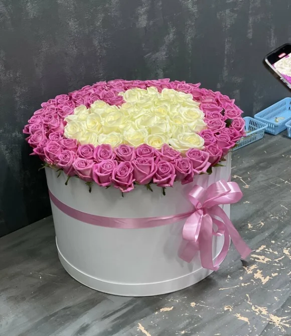 101 роза в шляпгой коробке с сердцем