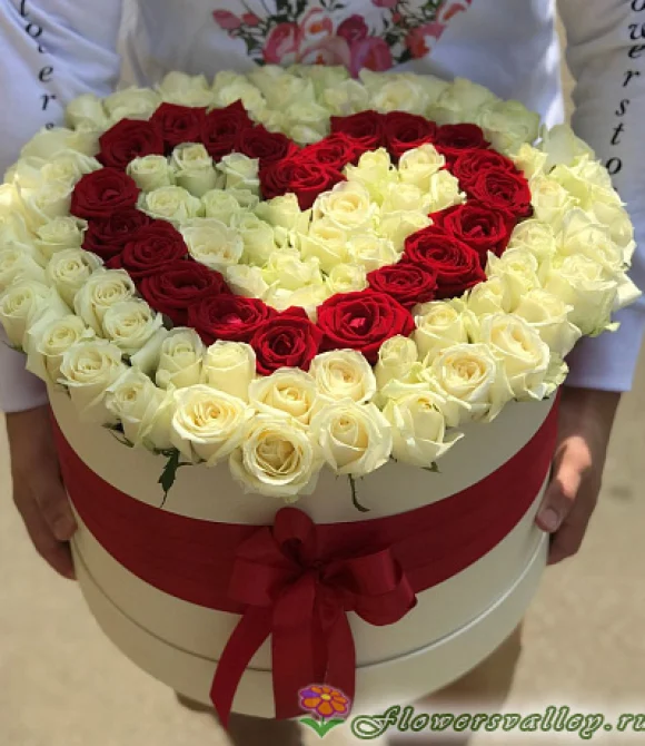 101 белая роза в коробочке