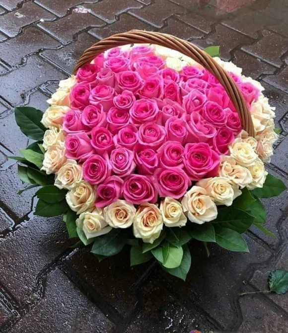 Сердце из 51 розовой розы в корзине