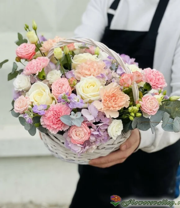 корзина с гортензиями, диантусами и кустовой розой