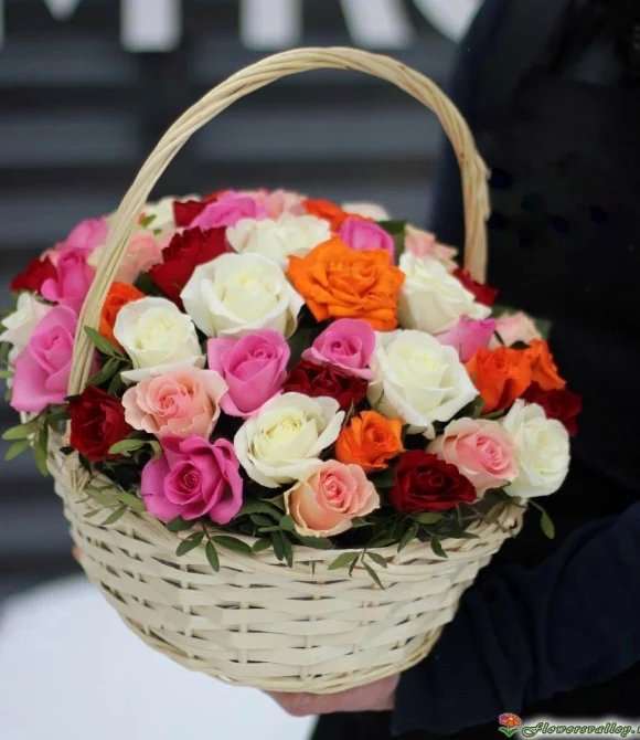 Корзинка разноцветных роз 35 шт.