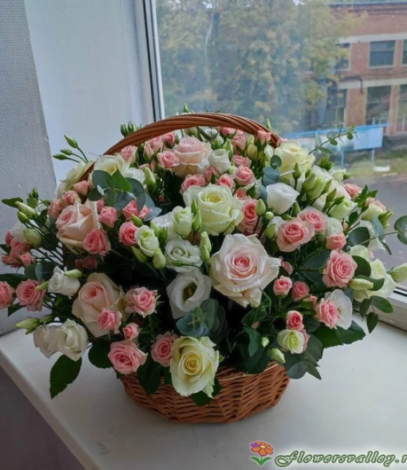 корзина с кустовыми розами и эустомой