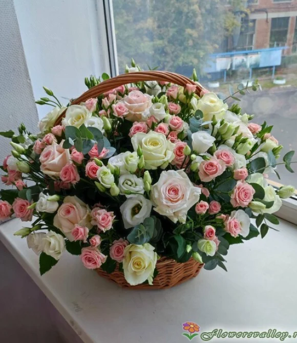 корзина с кустовыми розами и эустомой
