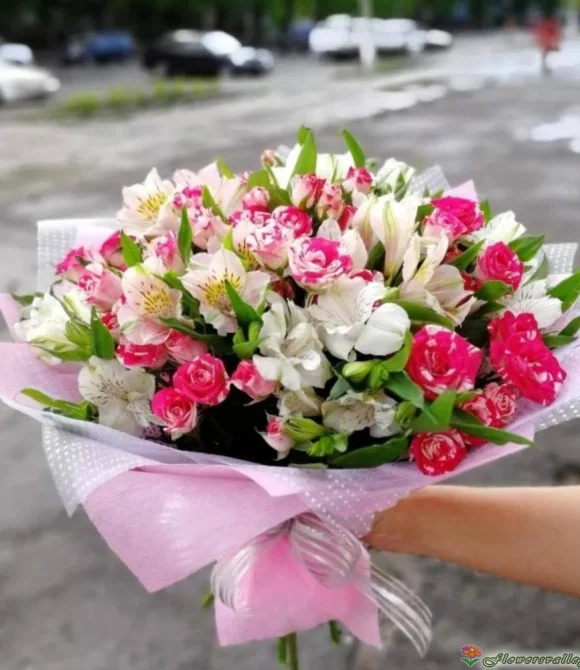 Букет из кустовых роз и альстромерий