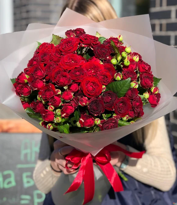 Букет из красных кустовых роз, 15 шт.