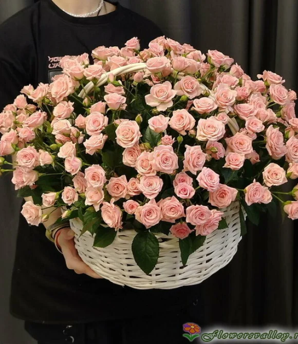 Корзинка из 15 кустовых роз