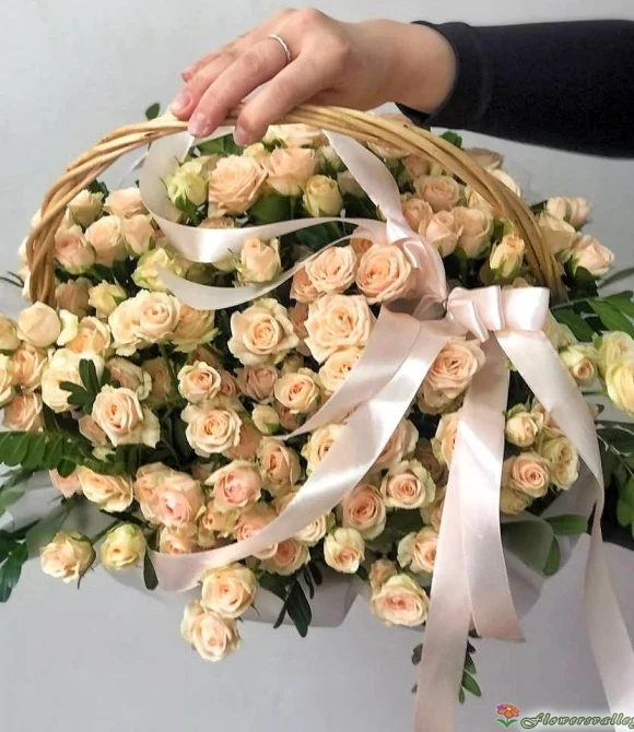 Корзинка из 15 кустовых роз