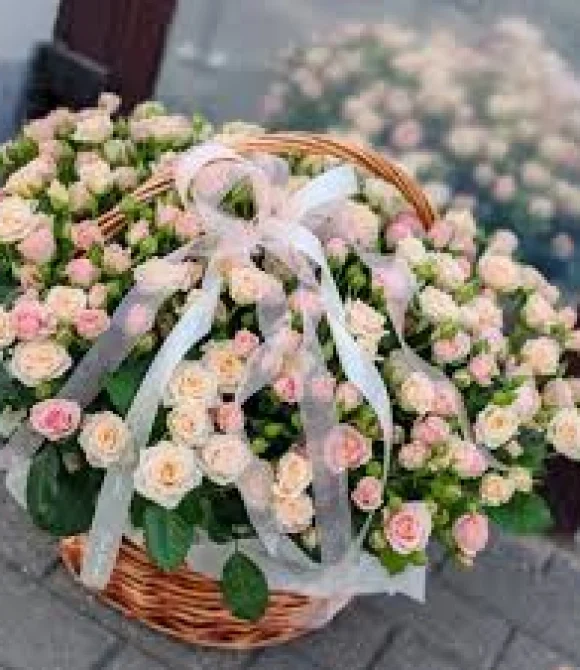 Корзинка из 15 кустовых роз