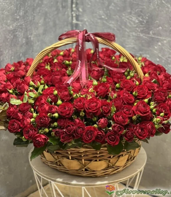 корзина из 51 кустовой розы