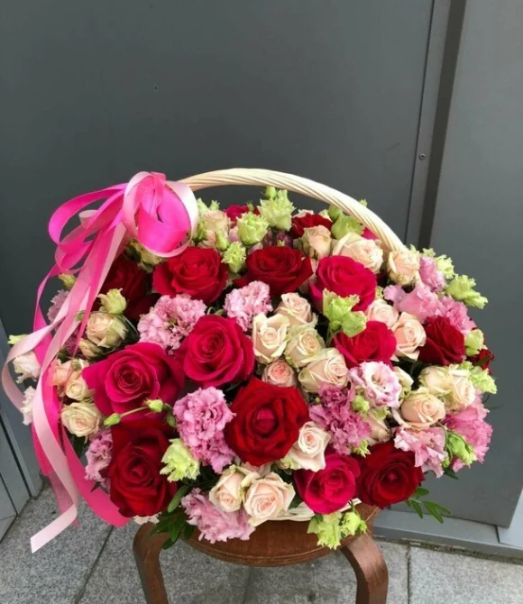 Корзина с розами и лизиантусом