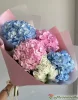 Букет из разноцветных гортензий