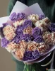 букет с кремовой и фиолетовой гвоздикой