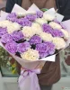 букет с кремовой и фиолетовой гвоздикой 