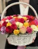 корзина из разноцветных роз