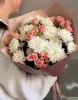 Нежный букет из кустовой розы и хризантем