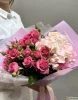 Нежный букет из кустовых роз и гортензии