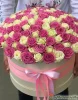 101 бело-розовая роза в шляпной коробке