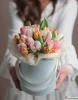 Шляпная коробка с разноцветными тюльпанами 25 шт.