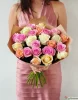 25 разноцветных роз