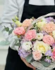 корзина с гортензиями, диантусами и кустовой розой