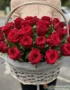 35 красной розы в корзине