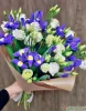 Букет из ирисов и лизиантуса