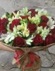 Букет красных роз и альстромерий