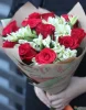 Букет красных роз и альстромерий