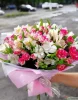 Букет из кустовых роз и альстромерий